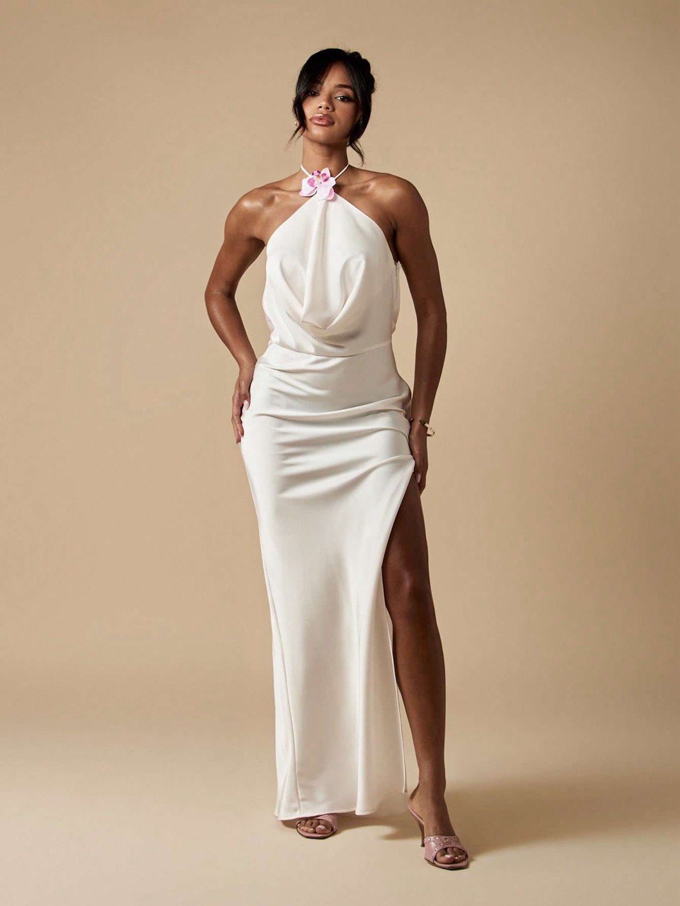 Robe blanche dos nu – Élégance et style assuré