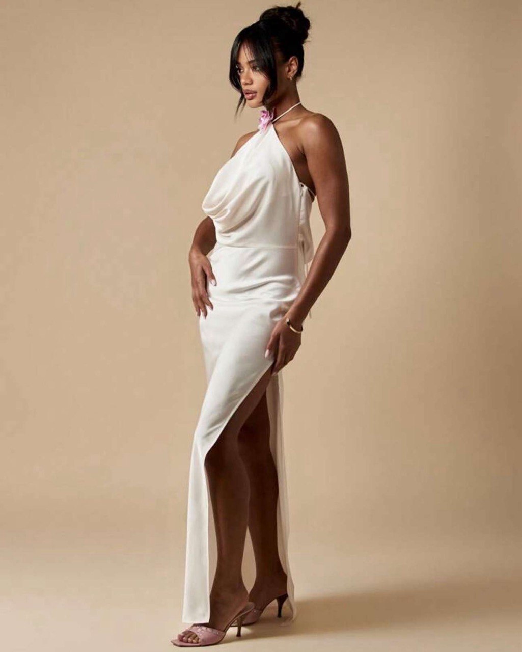 Robe blanche dos nu – Élégance et style assuré