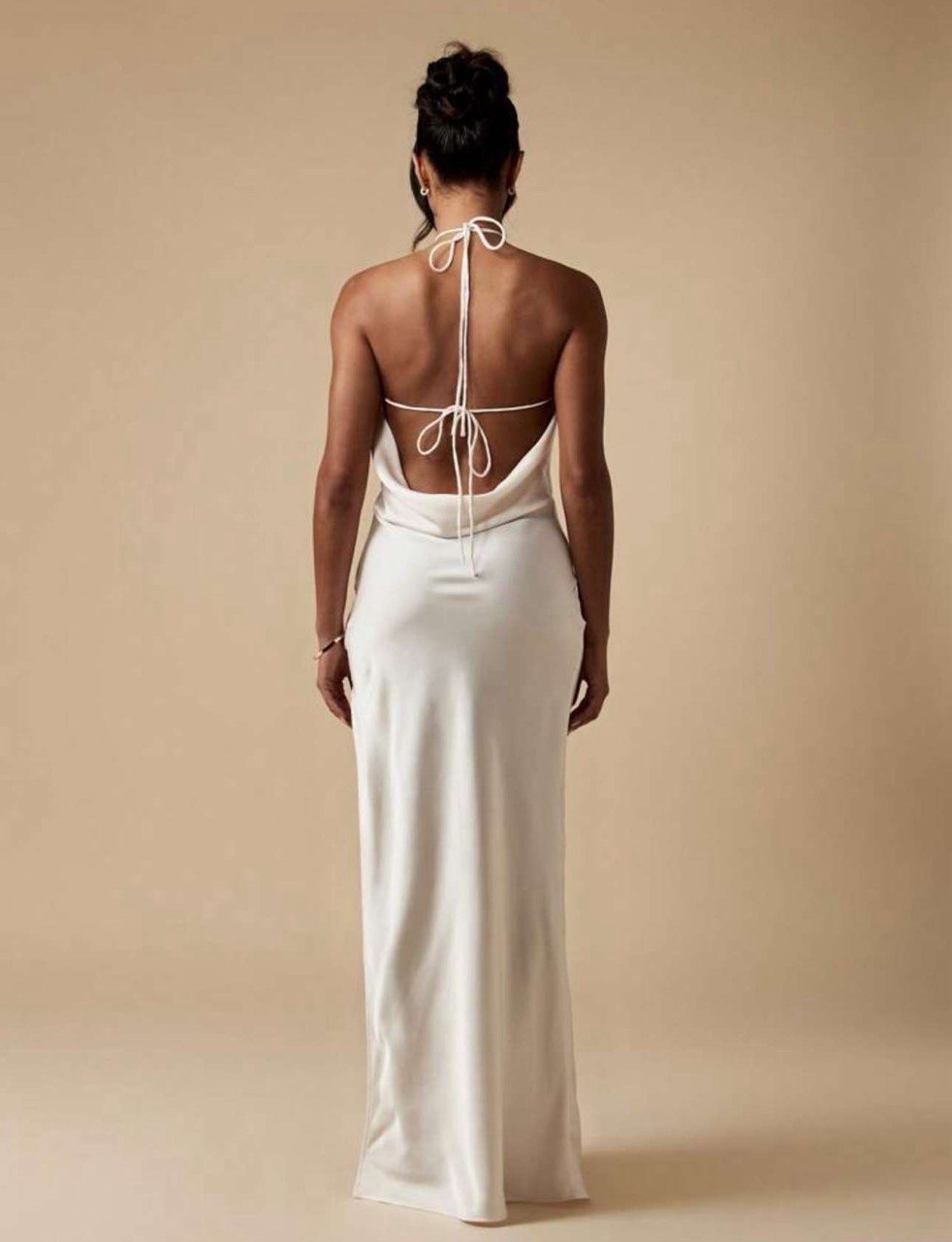 Robe blanche dos nu – Élégance et style assuré